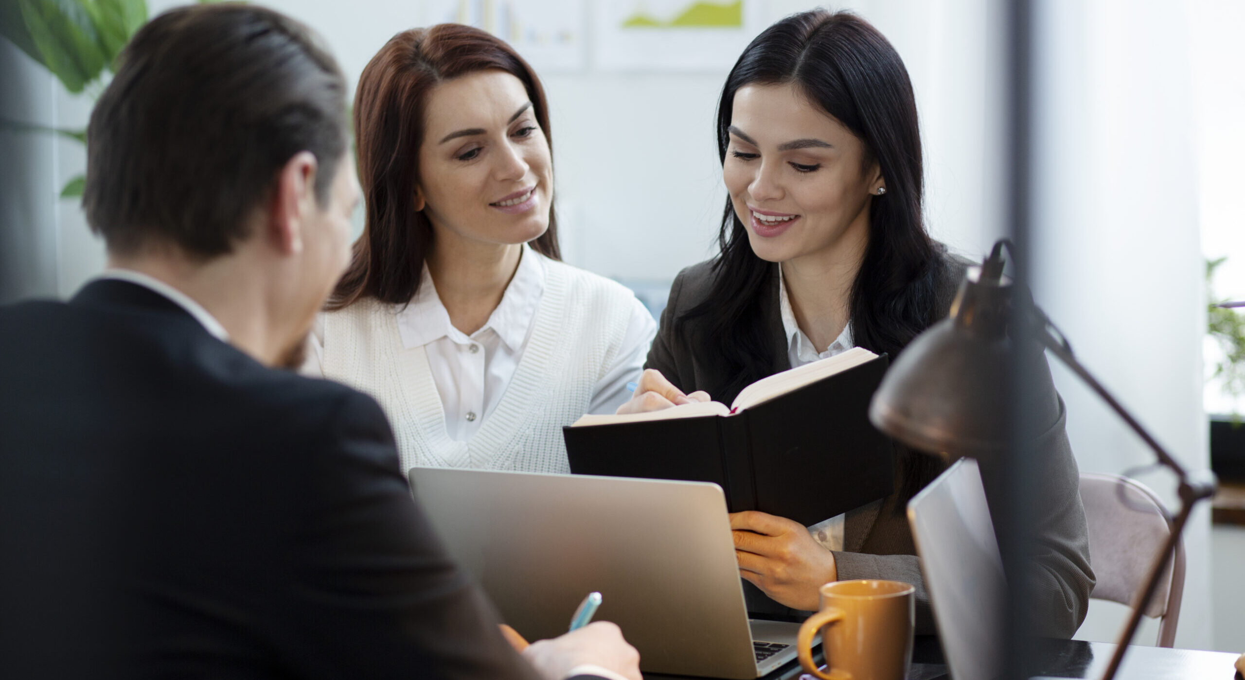 medium-shot-people-working-together-office